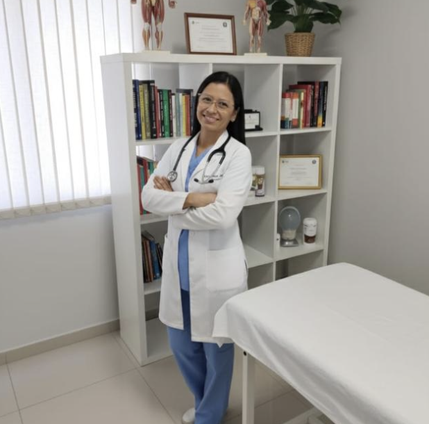 La doctora en su consultorio